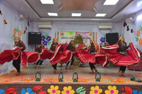 16jjrp07- बाल महोत्सव के तहत सवेरा स्कूल में बनाई गई पेंटिंग को देखती मुख्यातिथि। स्रोत-प्रचार 16jjrp07- बाल महोत्सव के तहत सवेरा स्कूल में बनाई गई पेंटिंग को देखती मुख्यातिथि। स्रोत-प्रचार