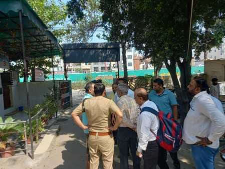 अंबाला छावनी के जीआरपी थाने में शिकायत लेकर पहुंचे रेल कर्मचारी। संवाद अंबाला छावनी के जीआरपी थाने में शिकायत लेकर पहुंचे रेल कर्मचारी। संवाद
