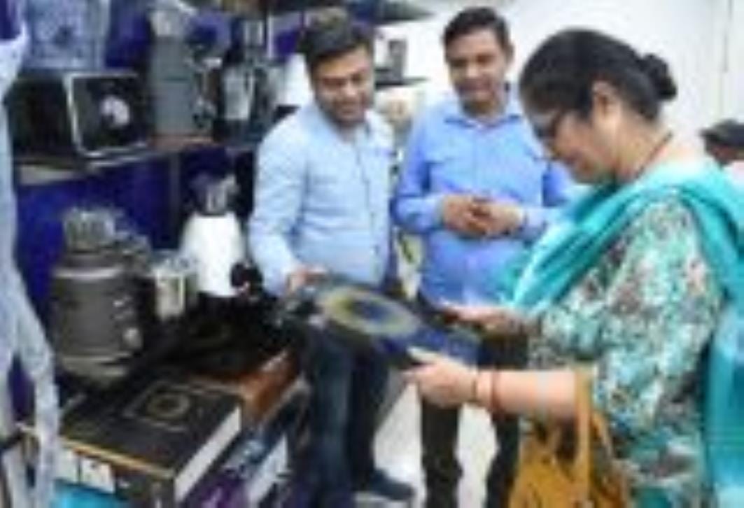 अलीगंज स्थित शोरूम में इंडक्शन चूल्हा देखते ग्राहक। अलीगंज स्थित शोरूम में इंडक्शन चूल्हा देखते ग्राहक।