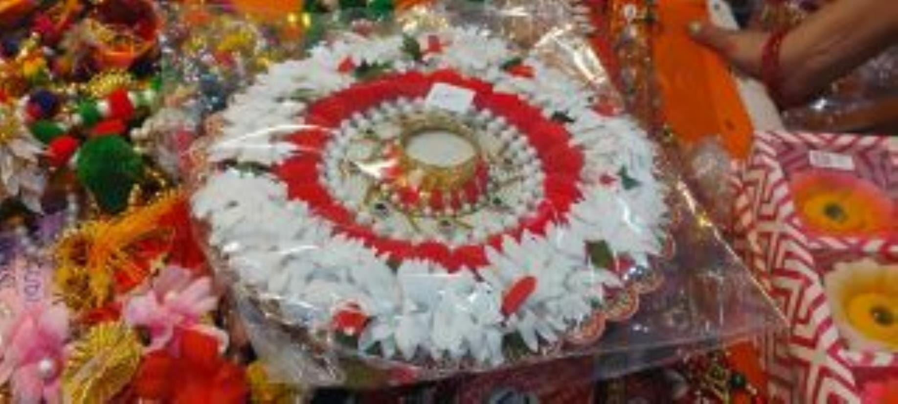 अमीनाबाद स्थित दुकान में सजी कपड़े के फूलों की रंगोली। 