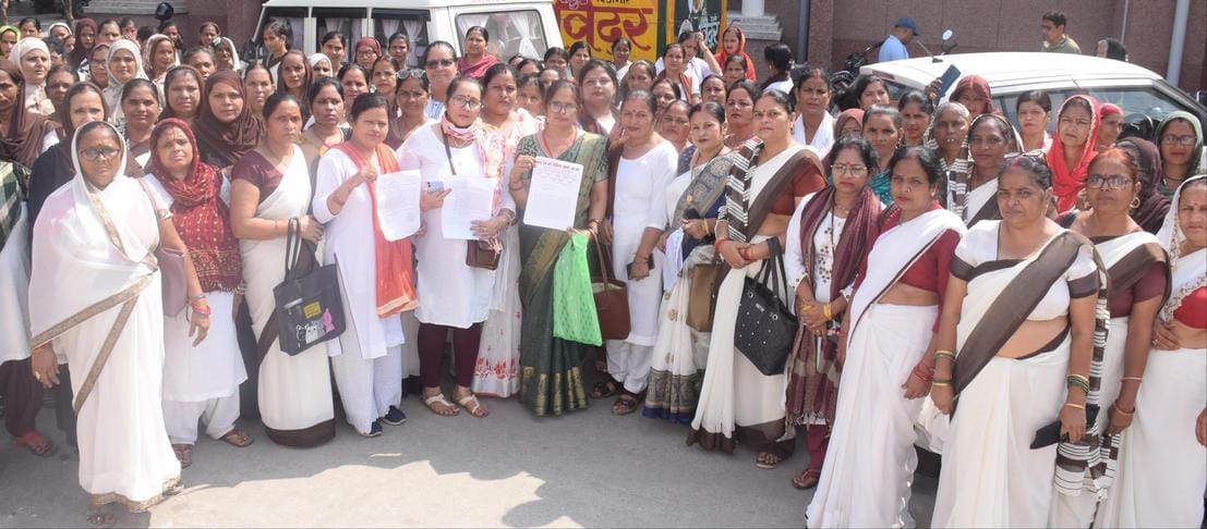 बिजनौर कलक्ट्रेट में अपनी मांगों को लेकर ज्ञापन देने पहुंची आशाएं। संवाद बिजनौर कलक्ट्रेट में अपनी मांगों को लेकर ज्ञापन देने पहुंची आशाएं। संवाद