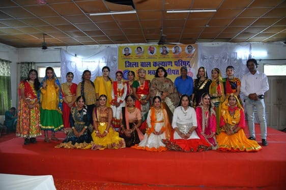 बाल भवन में आयोजित सांस्कृतिक कार्यक्रम में प्रस्तुति देती कलाकार। बाल भवन में आयोजित सांस्कृतिक कार्यक्रम में प्रस्तुति देती कलाकार।