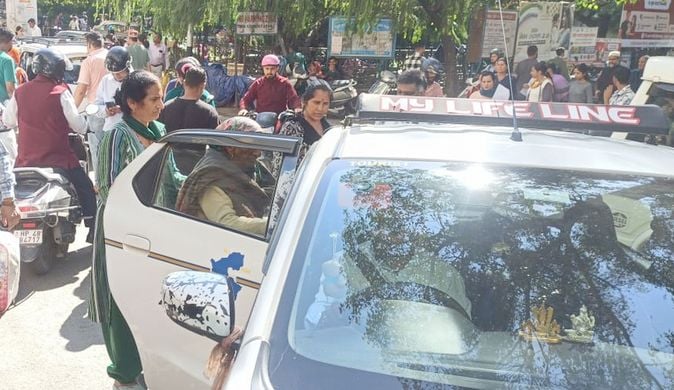 चंबा मेडिकल कॉलेज में मरीज को गाड़ी मे बिठाने के लिए गेट से बाहर तक पकड़कर लेकर आते परिजन।संवाद चंबा मेडिकल कॉलेज में मरीज को गाड़ी मे बिठाने के लिए गेट से बाहर तक पकड़कर लेकर आते परिजन।संवाद