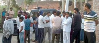 चांदपुर क्षेत्र के गांव किरतपुर में बुजुर्ग जयपाल की हत्या के बाद मौके पर जमा भीड़। स्रोत ग्राम चांदपुर क्षेत्र के गांव किरतपुर में बुजुर्ग जयपाल की हत्या के बाद मौके पर जमा भीड़। स्रोत ग्राम