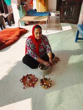 चीड़ की पत्तियों से तैयार की गई टोकरी। संवाद