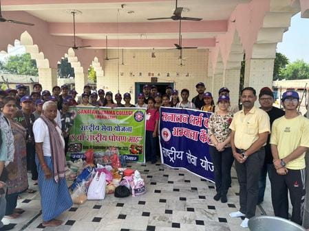 छावनी के द एसडी विद्या स्कूल में जागरूकता सत्र में संबोधित करते हुए वक्ता। स्कूल