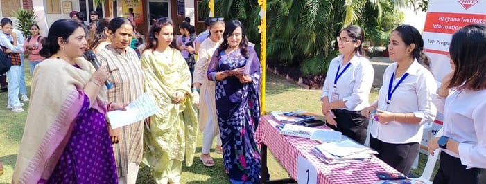 छावनी के द एसडी विद्या स्कूल में जागरूकता सत्र में संबोधित करते हुए वक्ता। स्कूल