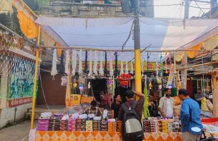 फोटो- 10 बाजार में भगवान की सज्जा की सजी दुकानें। संवाद फोटो- 10 बाजार में भगवान की सज्जा की सजी दुकानें। संवाद