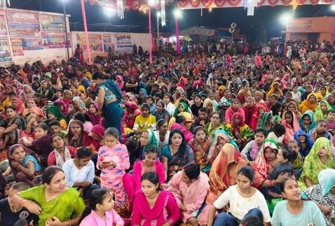 फोटो-11-रामलीला में सूर्पनखा और लक्ष्मण के बीच संवाद का मंचन करते कलाकार। स्रोत: आयोजक फोटो-11-रामलीला में सूर्पनखा और लक्ष्मण के बीच संवाद का मंचन करते कलाकार। स्रोत: आयोजक