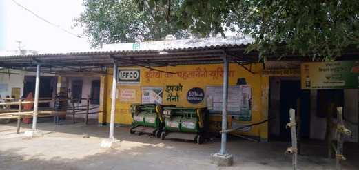 फोटो- 15 मंडी समिति में खाद के लिए कापी जमा करने के लिए लगी किसानों की भीड़। स्रोत- वीडियो ग्रै