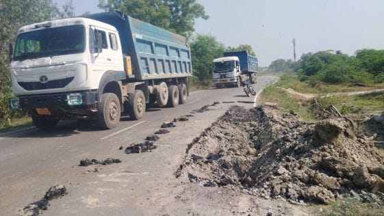फोटो-23-नवनिर्मित बाईपास में झंझरी रेलवे क्रासिंग के आगे उखड़ी सड़क। संवाद