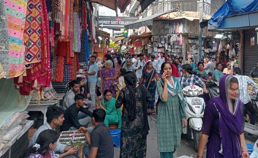 फोटो 28- सोनीपत की गुड़ मंडी स्थित दुकान पर स्टील के बर्तन खरीदते ग्राहक। संवाद फोटो 28- सोनीपत की गुड़ मंडी स्थित दुकान पर स्टील के बर्तन खरीदते ग्राहक। संवाद