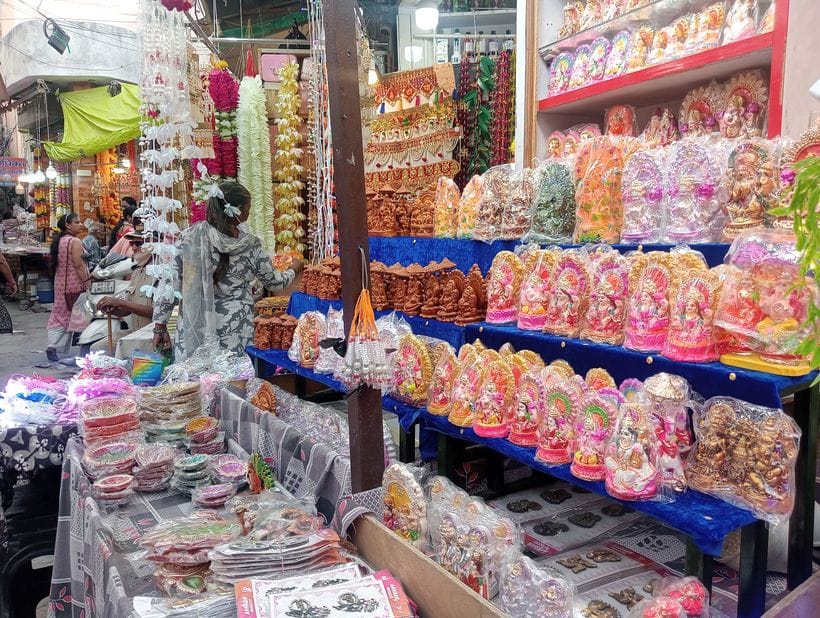 फोटो 34- सोनीपत की कच्चे क्वार्टर मार्केट स्थित बर्तन की दुकान पर क्रॉकरी खरीदते ग्राहक। संवाद फोटो 34- सोनीपत की कच्चे क्वार्टर मार्केट स्थित बर्तन की दुकान पर क्रॉकरी खरीदते ग्राहक। संवाद