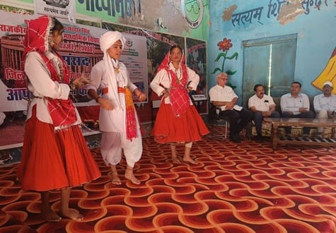 -फोटो 51 : जिलास्तरीय युवा संसद प्रतियोगिता में भाग लेती छात्राएं। स्रोत स्कूल