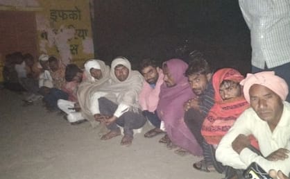 गांव फिरोजपुर में सहकारी समिति पर खाद नहीं मिलने पर प्रदर्शन करते किसान। संवाद गांव फिरोजपुर में सहकारी समिति पर खाद नहीं मिलने पर प्रदर्शन करते किसान। संवाद
