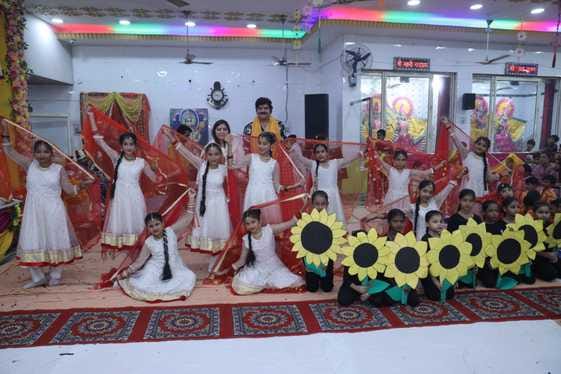 हनुमान मंदिर में आयोजित कार्यक्रम में प्रवचन करते देवानंद महाराज। संवाद हनुमान मंदिर में आयोजित कार्यक्रम में प्रवचन करते देवानंद महाराज। संवाद