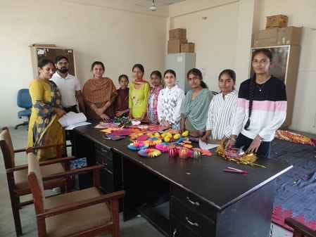 इस्माईलाबाद। चम्मूकलां सरकारी कॉलेज आयोजित कार्यशाला में हिस्सा लेती छात्राएं। विज्ञप्ति इस्माईलाबाद। चम्मूकलां सरकारी कॉलेज आयोजित कार्यशाला में हिस्सा लेती छात्राएं। विज्ञप्ति