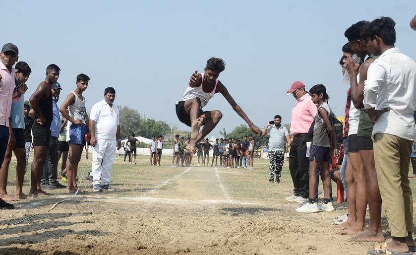 जीआईसी में जिला स्तरीय माध्यमिक खेलकूद प्रतियोगिता में 100 मीटर दौड़ में प्रतिभाग करते खिलाड़ी जीआईसी में जिला स्तरीय माध्यमिक खेलकूद प्रतियोगिता में 100 मीटर दौड़ में प्रतिभाग करते खिलाड़ी