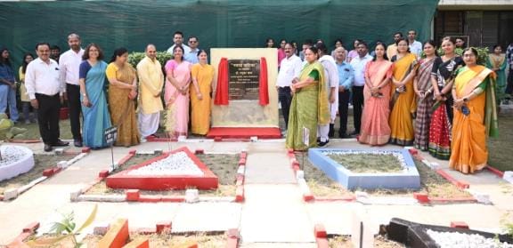 कुलपति प्रो. मनुका खन्ना और विभागाध्यक्ष प्रो. गौरी सक्सेना के मार्गदर्शन में ‘नवग्रह वाटिका’ क कुलपति प्रो. मनुका खन्ना और विभागाध्यक्ष प्रो. गौरी सक्सेना के मार्गदर्शन में ‘नवग्रह वाटिका’ क