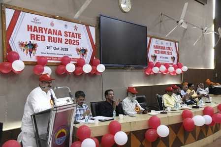 कुरुक्षेत्र। हरियाणा स्टेट रेड रन में दौड़ लगाते प्रतिभागी। संवाद