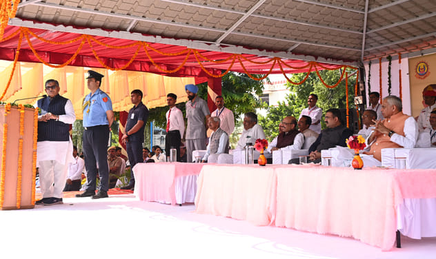 कुरुक्षेत्र। मलखंब का प्रदर्शन दिखाते ब्रह्मचारी। संवाद कुरुक्षेत्र। मलखंब का प्रदर्शन दिखाते ब्रह्मचारी। संवाद