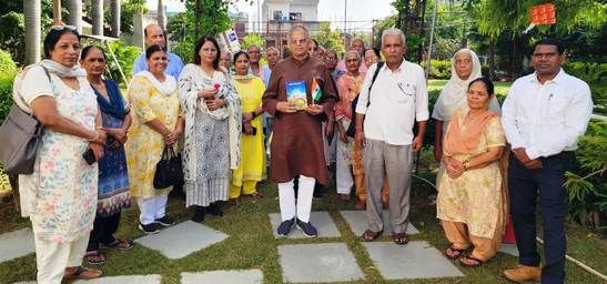 कुरुक्षेत्र। प्रेरणा वृद्धाश्रम से अपने घर वापिस लौट रहे बुजुर्ग को विदाई देते हुए प्रेरणा संस्