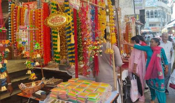 कुरुक्षेत्र। रंग बदलने वाली स्वदेशी लड़िया। संवाद कुरुक्षेत्र। रंग बदलने वाली स्वदेशी लड़िया। संवाद