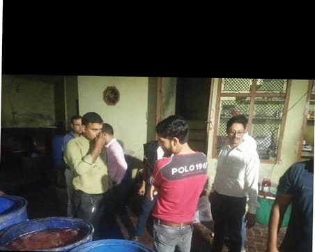 खाद्य सुरक्षा विभाग द्वारा छापा मारकर पकडे गए रसगुल्ले। (मवाना) खाद्य सुरक्षा विभाग द्वारा छापा मारकर पकडे गए रसगुल्ले। (मवाना)