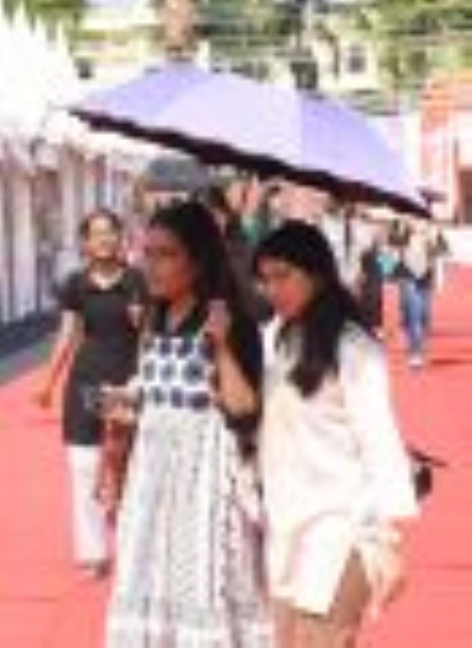 लखनऊ विश्वविद्यालय में दोपहर के वक्त धूप से बचतीं युवतियां। लखनऊ विश्वविद्यालय में दोपहर के वक्त धूप से बचतीं युवतियां।