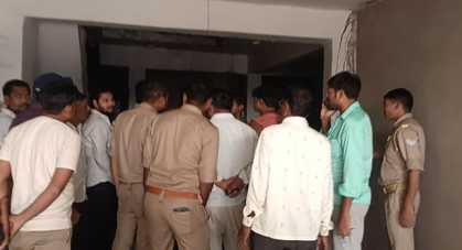 मनौरी में रिटायर एयरपोर्स कर्मी के घर में लगी आग की फोटो। पुलिस मनौरी में रिटायर एयरपोर्स कर्मी के घर में लगी आग की फोटो। पुलिस