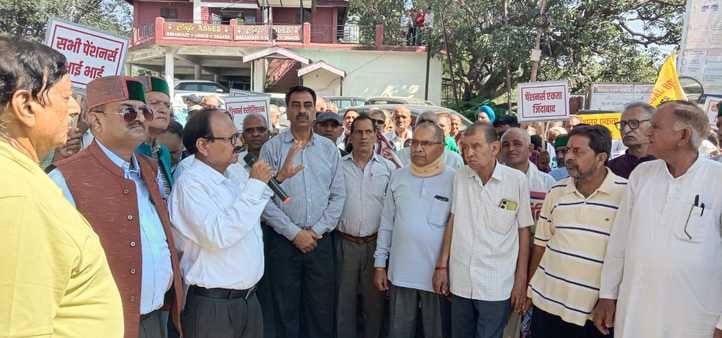 नाहन में प्रदेश सरकार के खिलाफ रोष रैली में भाग लेते पेंशनर। संवाद