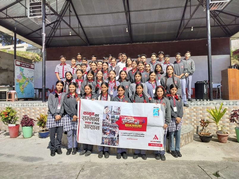 पुलिस की पाठशाला कार्यक्रम में विद्यार्थियों को जागरूक करती एएसपी विजिलेंस रेणु शर्मा। संवाद पुलिस की पाठशाला कार्यक्रम में विद्यार्थियों को जागरूक करती एएसपी विजिलेंस रेणु शर्मा। संवाद