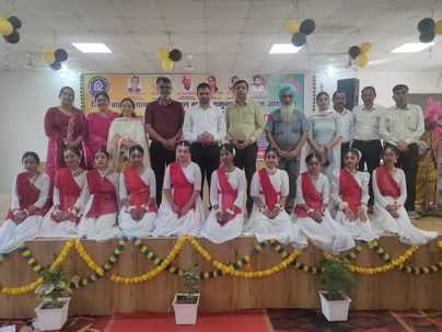 प्रतियोगिता के दौरान प्रस्तुति देतीं छात्राएं। संवाद प्रतियोगिता के दौरान प्रस्तुति देतीं छात्राएं। संवाद