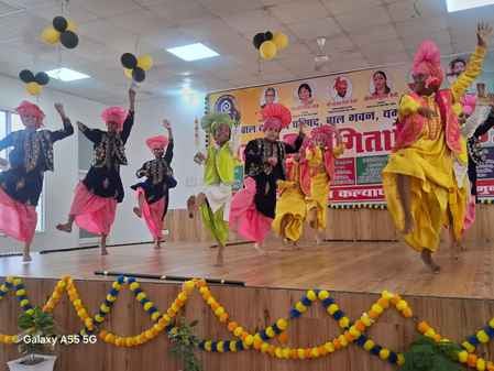 प्रतियोगिता के दौरान प्रस्तुति देतीं छात्राएं। संवाद प्रतियोगिता के दौरान प्रस्तुति देतीं छात्राएं। संवाद