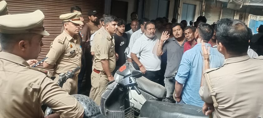पटाखे पिकअप में भरकर ले जाती शहर कोतवाली पुलिस फोटो संवाद