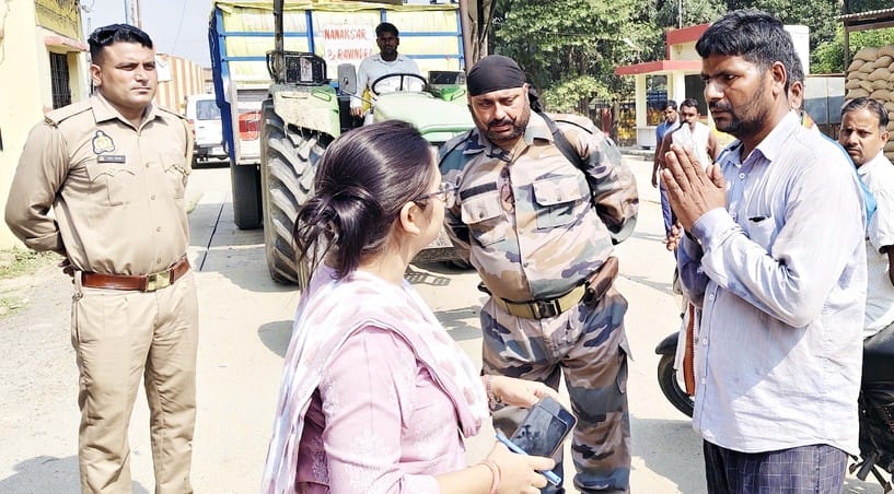 पुवायां मंडी के धर्मकांटे से रामरतन की ट्राॅली हटवाती पुलिस। संवाद