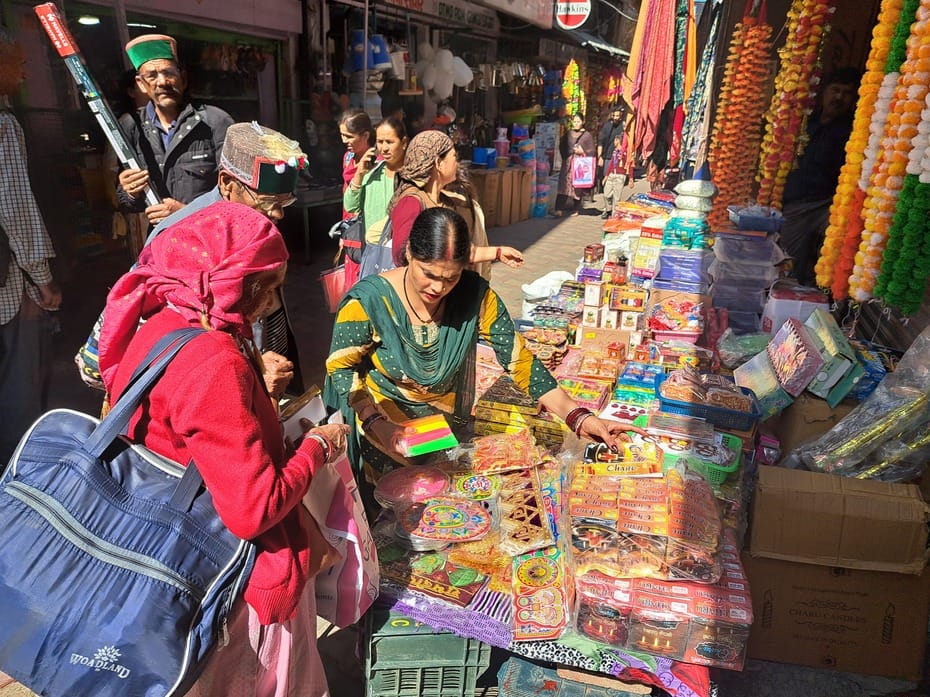 रामपुर बाजार में आभूषण की दुकान में खरीदारी करते लोग। संवाद रामपुर बाजार में आभूषण की दुकान में खरीदारी करते लोग। संवाद