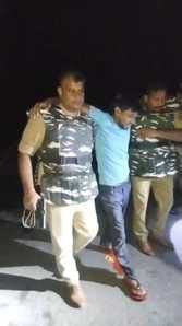 सिकंदरपुर पुलिस और बदमाश में हुए मुठभेड़ घायल आरोपी को उपचार के लिए ले जाती पुलिस। पुलिस विभाग