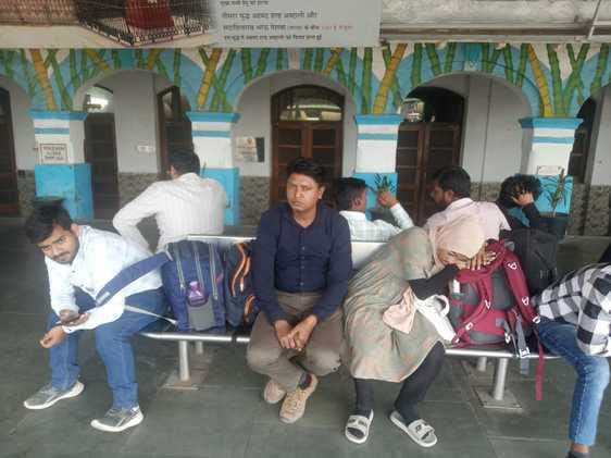 स्टेशन पर ट्रेनों का इंतजार करते यात्री। संवाद