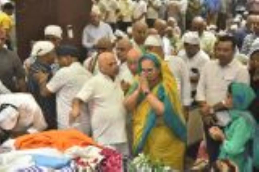 सिंधी धर्मगुरु संत सांई चांडूराम की अंतिम यात्रा में उमड़ा हुजूम सिंधी धर्मगुरु संत सांई चांडूराम की अंतिम यात्रा में उमड़ा हुजूम