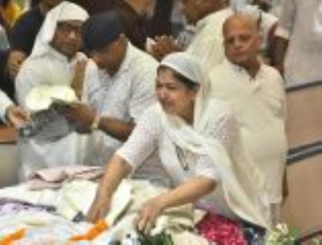 सिंधी धर्मगुरु संत सांई चांडूराम की अंतिम यात्रा में उमड़ा हुजूम सिंधी धर्मगुरु संत सांई चांडूराम की अंतिम यात्रा में उमड़ा हुजूम