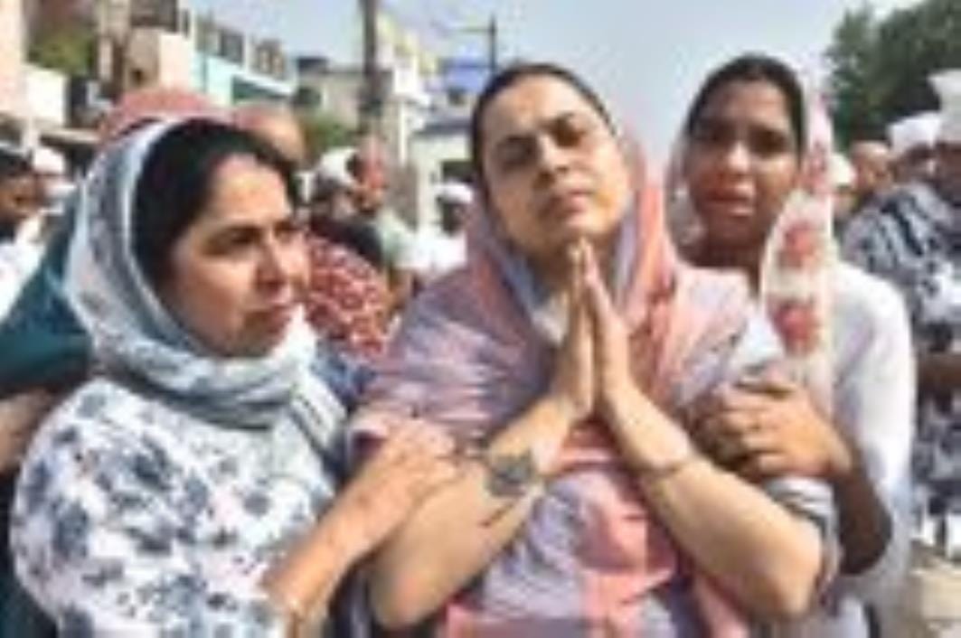सिंधी धर्मगुरु संत सांई चांडूराम की अंतिम यात्रा में उमड़ा हुजूम सिंधी धर्मगुरु संत सांई चांडूराम की अंतिम यात्रा में उमड़ा हुजूम