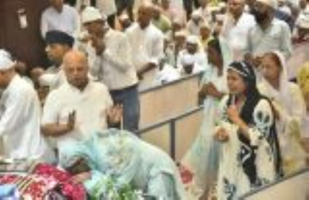सिंधी धर्मगुरु संत सांई चांडूराम की अंतिम यात्रा में उमड़ा हुजूम सिंधी धर्मगुरु संत सांई चांडूराम की अंतिम यात्रा में उमड़ा हुजूम