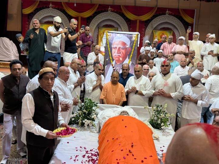 सिंधी धर्मगुरु संत सांई चांडूराम की अंतिम यात्रा में उमड़ा हुजूम सिंधी धर्मगुरु संत सांई चांडूराम की अंतिम यात्रा में उमड़ा हुजूम