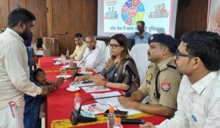स्वदेशी मेले में स्टॉल का निरीक्षण करतीं राज्य महिला आयोग की सदस्य। - स्रोत: विभाग