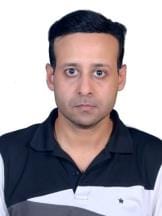 शाहनजफ रोड स्थित एक शोरूम में कार देखते व खरीदते लोग। शाहनजफ रोड स्थित एक शोरूम में कार देखते व खरीदते लोग।
