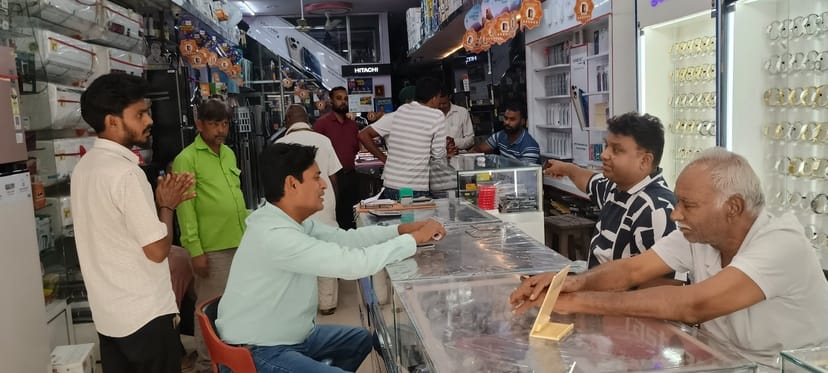 शहर के महुआबाग स्थित इलेक्ट्रॉनिक की दुकान पर खरीदारी के लिए पहुंचे लोग। संवाद शहर के महुआबाग स्थित इलेक्ट्रॉनिक की दुकान पर खरीदारी के लिए पहुंचे लोग। संवाद