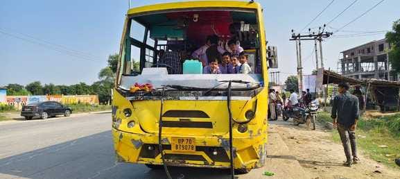 टक्कर से छतिग्रस्त रोडबेज बस। संवाद टक्कर से छतिग्रस्त रोडबेज बस। संवाद