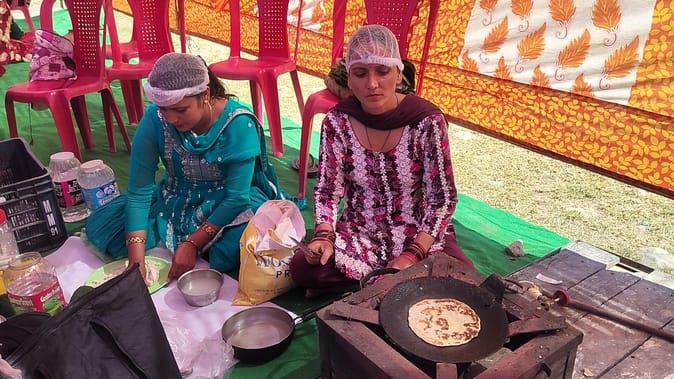 दाड़ी मेला मैदान में ग्रामीण स्वाद महोत्सव में पकवान बनातीं महिलाएं। -संवाद दाड़ी मेला मैदान में ग्रामीण स्वाद महोत्सव में पकवान बनातीं महिलाएं। -संवाद