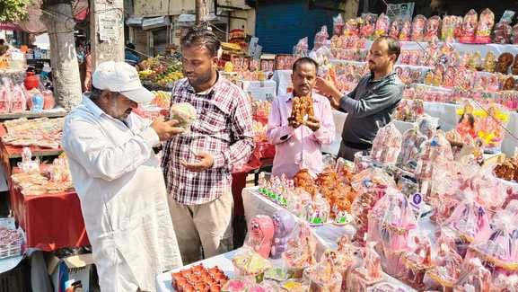 दीवाली के लिए मूर्तियां पसंद करते लोग। संवाद दीवाली के लिए मूर्तियां पसंद करते लोग। संवाद